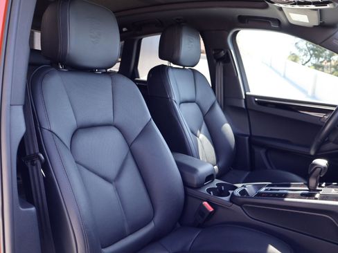 Certified 2025 Porsche Macan image 24