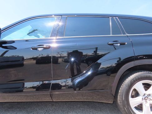 Used 2020 Toyota Highlander LE AWD/4WD image 28