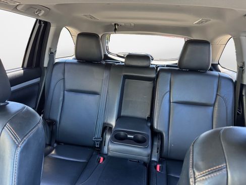 Used 2018 Toyota Highlander XLE FWD image 12