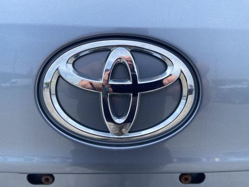 Used 2020 Toyota Highlander XLE AWD/4WD image 11