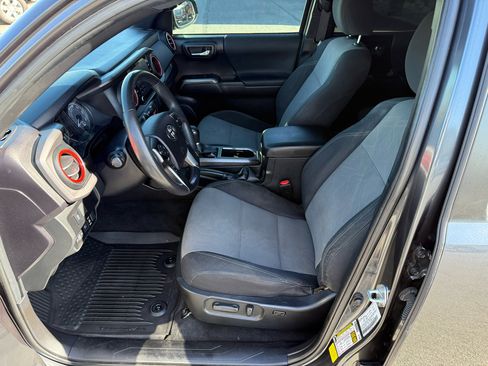 Used 2022 Toyota Tacoma TRD Off-Road image 12