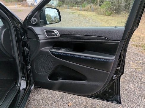 Used 2019 Jeep Grand Cherokee Laredo image 9