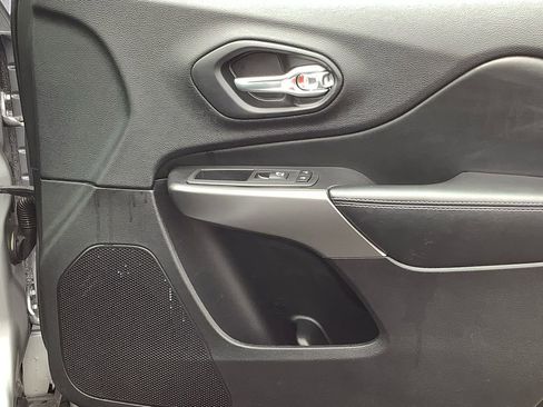 Used 2020 Jeep Cherokee Latitude Plus w/ Comfort/Convenience Group image 15