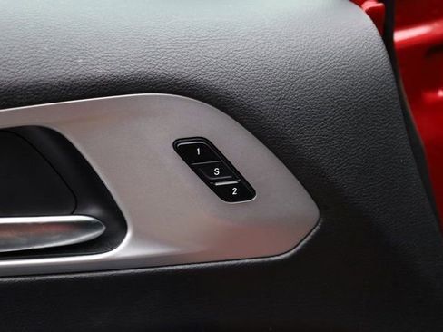 Used 2025 Chrysler Pacifica Limited image 16