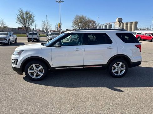Used 2016 Ford Explorer XLT w/ Equipment Group 202A AWD/4WD image 4