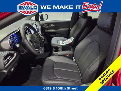 New 2026 Chrysler Pacifica Select image 7