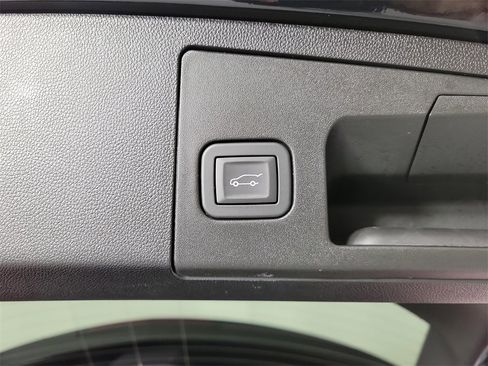 Certified 2025 Cadillac XT4 Premium Luxury image 9