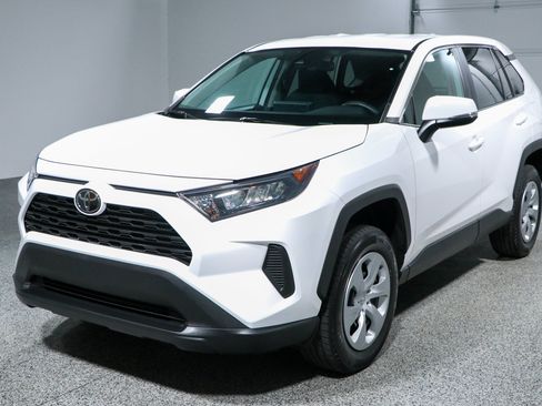 Used 2022 Toyota RAV4 LE FWD image 30