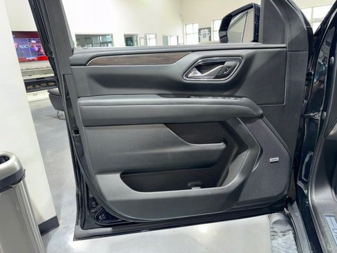 Used 2022 Chevrolet Tahoe Z71 w/ Luxury Package AWD/4WD image 45