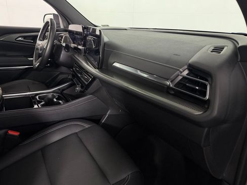 Used 2025 Chevrolet Traverse LT FWD image 34