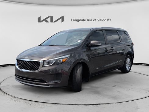 Used 2017 Kia Sedona LX w/ LX Essentials Premium Package FWD image 11