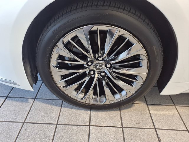 Used 2021 Lexus LS 500 w/ Accessory Package (Z2) RWD image 5