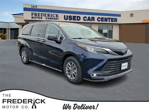 Used 2024 Toyota Sienna XLE image 1