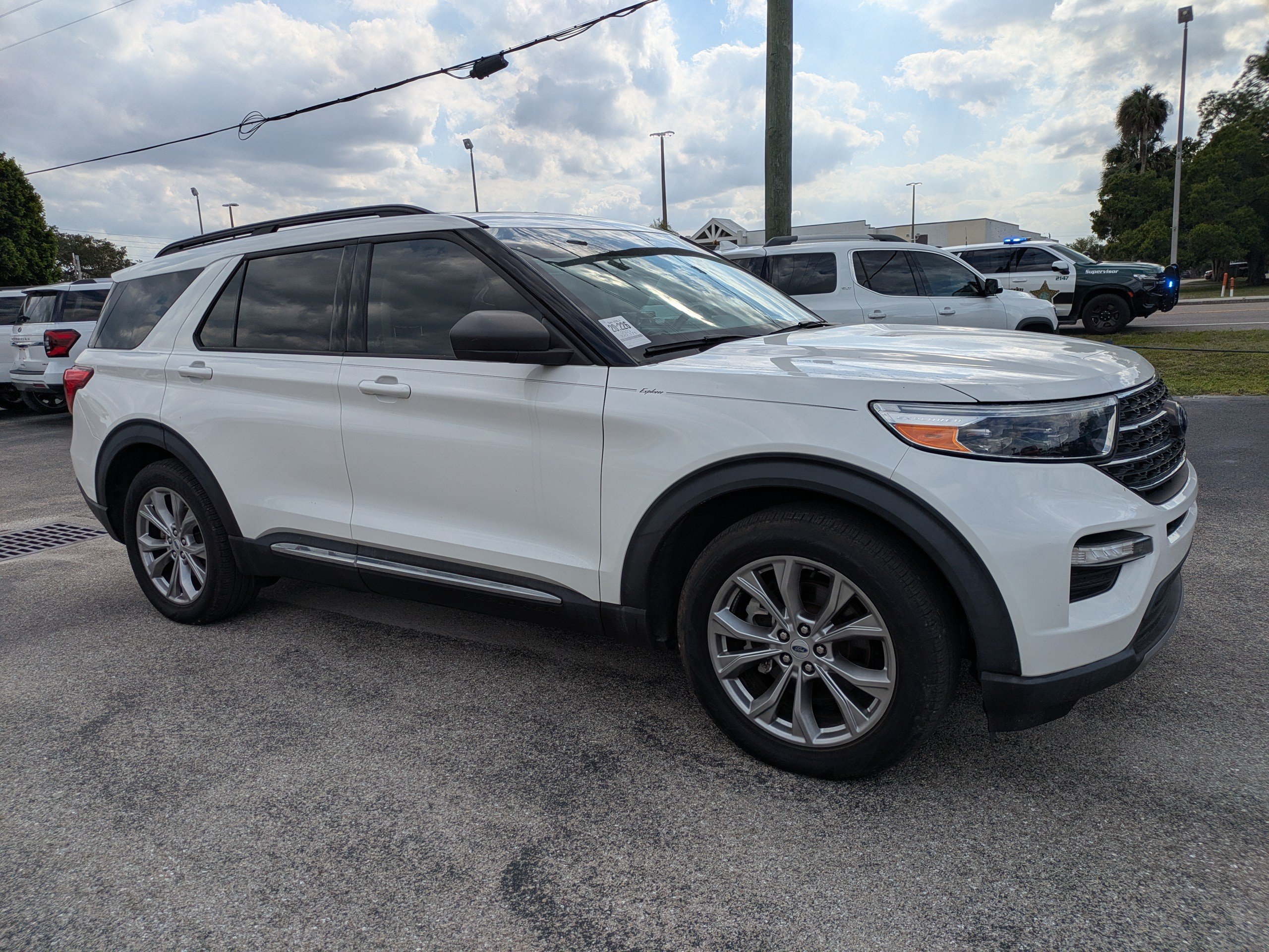 Used 2023 Ford Explorer XLT w/ Equipment Group 202A RWD image 2