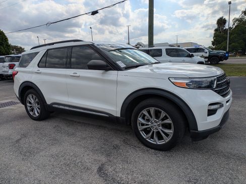 Used 2023 Ford Explorer XLT w/ Equipment Group 202A RWD image 2