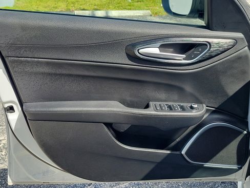 Used 2020 Alfa Romeo Giulia w/ Nero Edizione RWD image 17