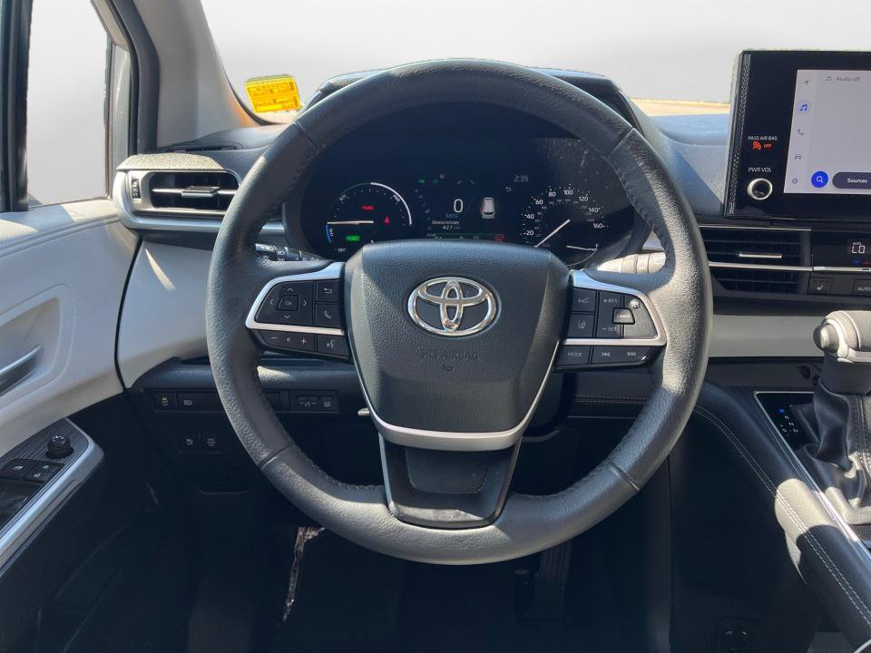 Used 2025 Toyota Sienna XLE FWD image 10