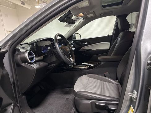 Used 2024 Chevrolet Trax LT w/ Sunroof Package image 20