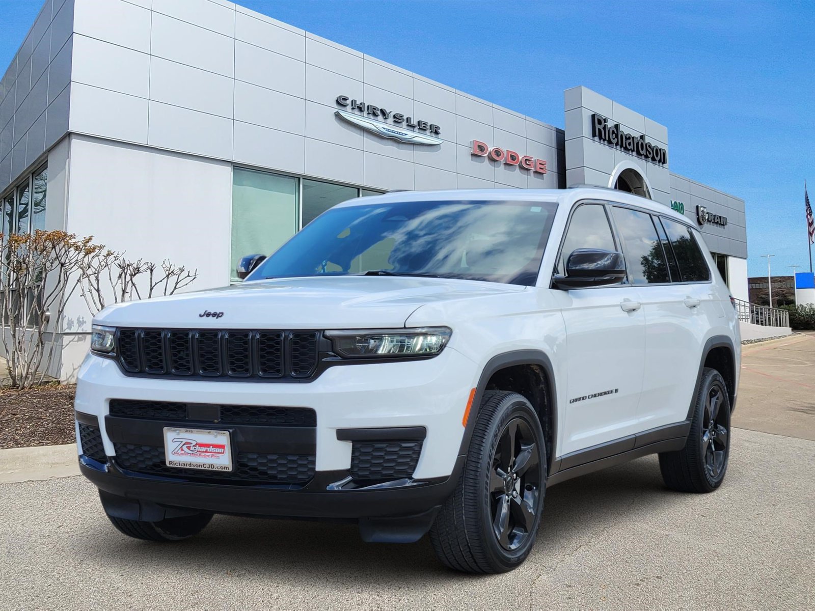 Used 2024 Jeep Grand Cherokee L Altitude AWD/4WD image 2