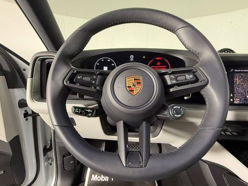 Certified 2025 Porsche Cayenne Coupe image 38