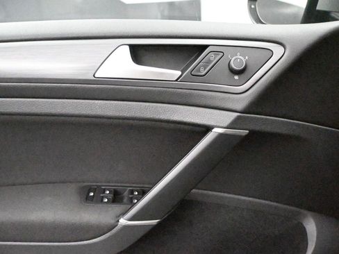 Used 2018 Volkswagen Golf S image 6