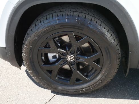 Certified 2024 Volkswagen Atlas Peak Edition SE AWD/4WD image 15