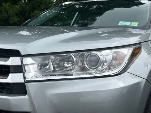 Used 2019 Toyota Highlander XLE AWD/4WD image 10