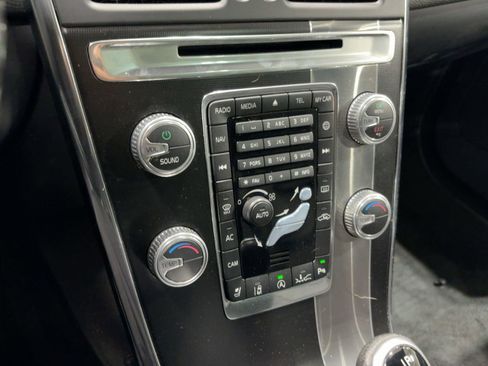 Used 2017 Volvo XC60 T6 R-Design w/ Protection Package image 18