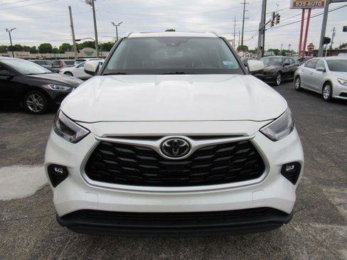 Used 2021 Toyota Highlander XLE AWD/4WD image 2