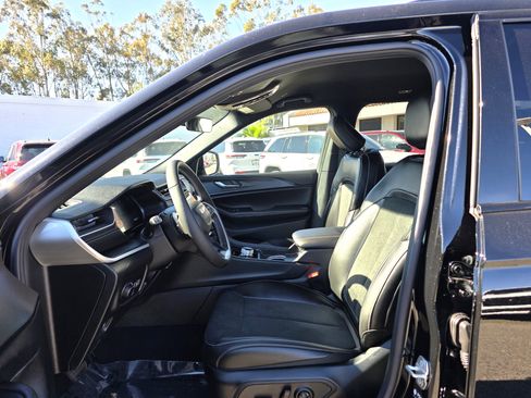 New 2025 Jeep Grand Cherokee Altitude image 12