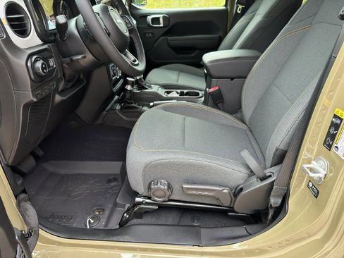 New 2025 Jeep Gladiator Sport image 11