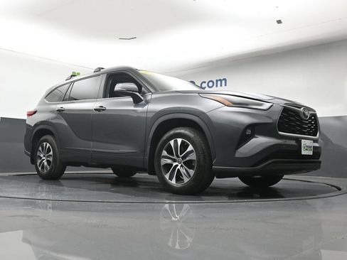 Used 2023 Toyota Highlander XLE AWD/4WD image 30