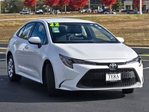 Used 2022 Toyota Corolla LE image 3