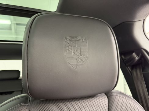 Certified 2024 Porsche Macan AWD/4WD image 34