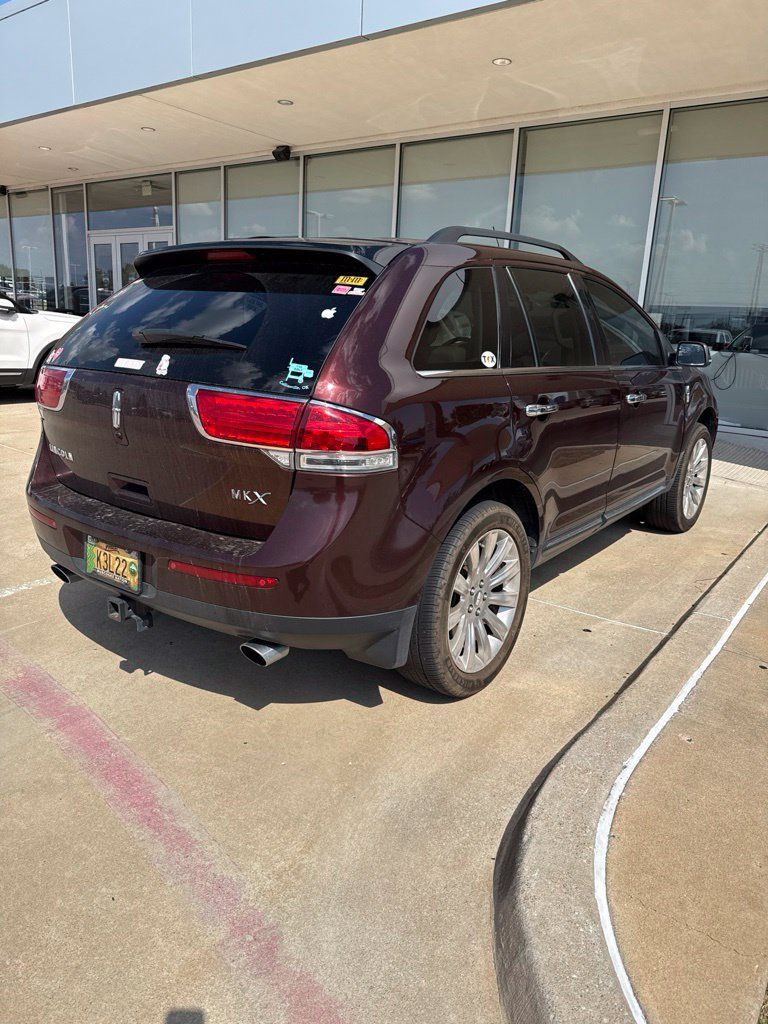 Used 2012 Lincoln MKX FWD image 2