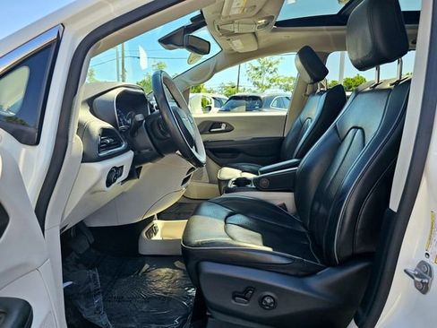 Used 2020 Chrysler Pacifica Limited w/ Tire & Wheel Group FWD image 20