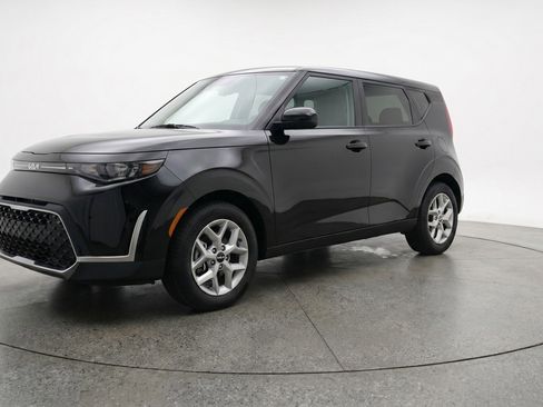Used 2025 Kia Soul LX w/ LX Technology Package FWD image 3