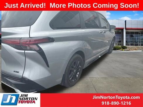 Used 2025 Toyota Sienna XSE w/ XSE Premium Package image 3