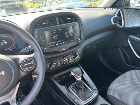 Used 2025 Kia Soul LX w/ LX Technology Package FWD image 17