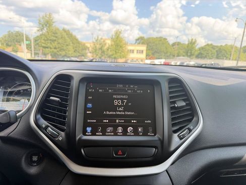Used 2018 Jeep Cherokee Latitude Plus w/ Cold Weather Group AWD/4WD image 12