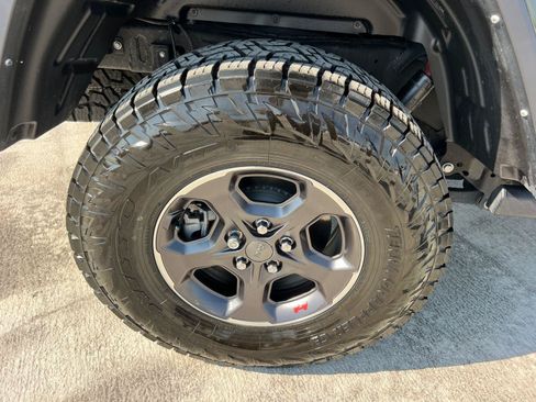 Used 2023 Jeep Gladiator Rubicon w/ LED Lighting Group AWD/4WD image 17