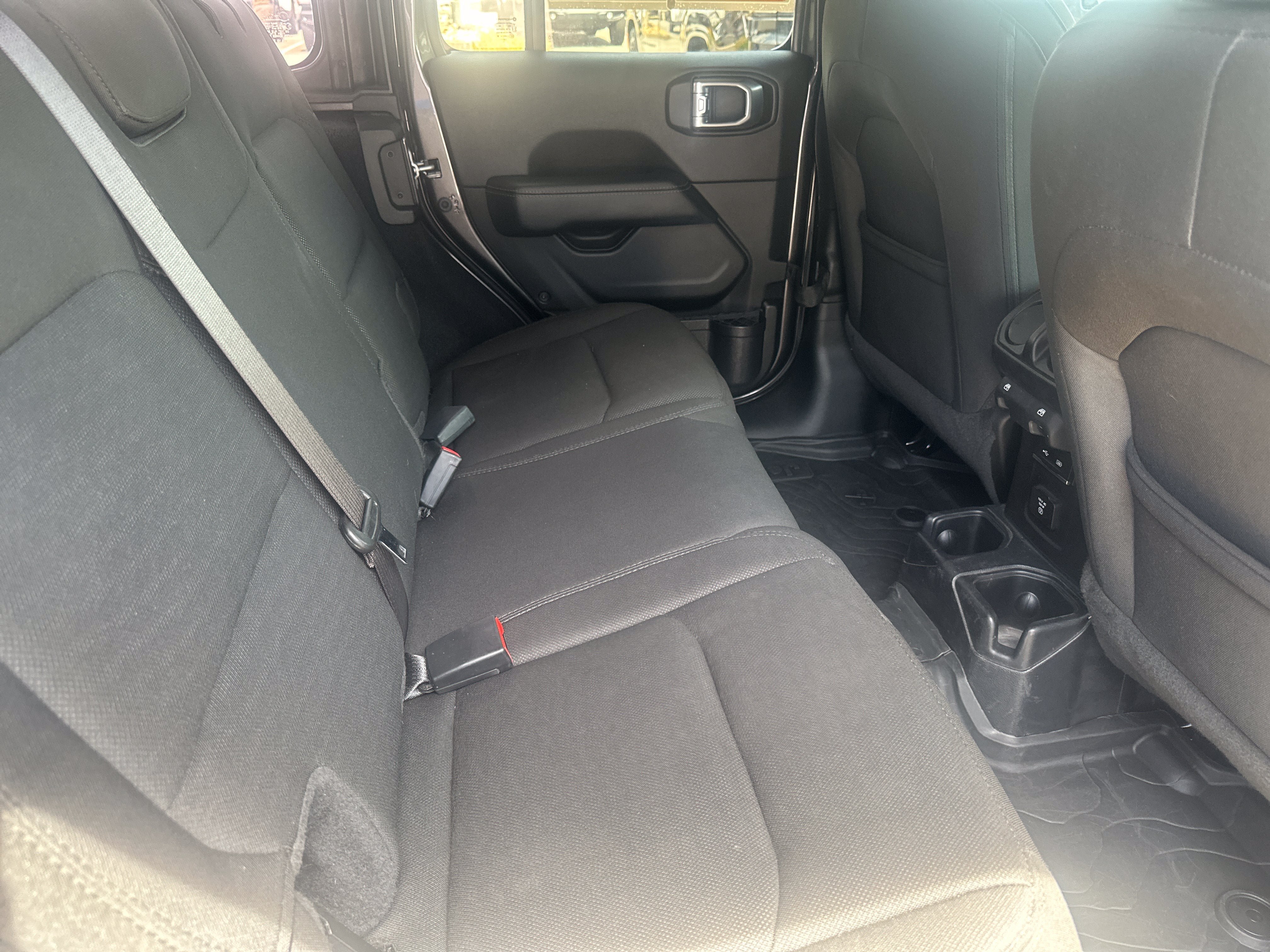 Used 2020 Jeep Wrangler Unlimited Sahara AWD/4WD image 28