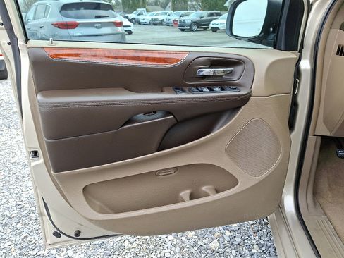 Used 2015 Chrysler Town & Country Touring w/ Driver Convenience Group image 15