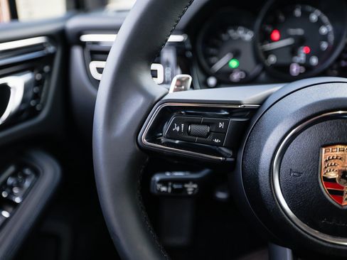 Certified 2025 Porsche Macan image 17