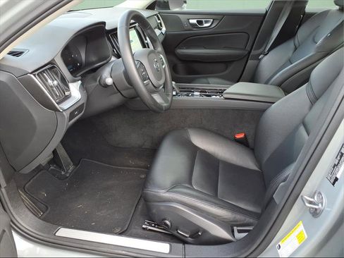 Used 2025 Volvo S60 B5 Core image 11