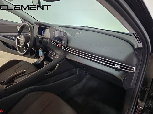 Used 2025 Hyundai Elantra SE image 33