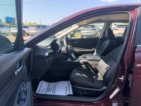Used 2025 Nissan Altima 2.5 SV FWD image 5