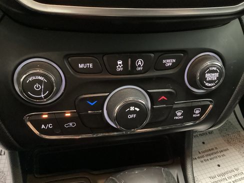 Used 2021 Jeep Cherokee Latitude FWD image 26