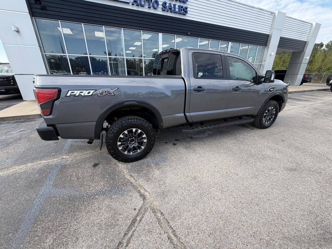 Used 2023 Nissan Titan PRO-4X w/ Pro-4x Convenience Package AWD/4WD image 4