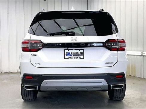 Certified 2025 Honda Pilot Touring image 4